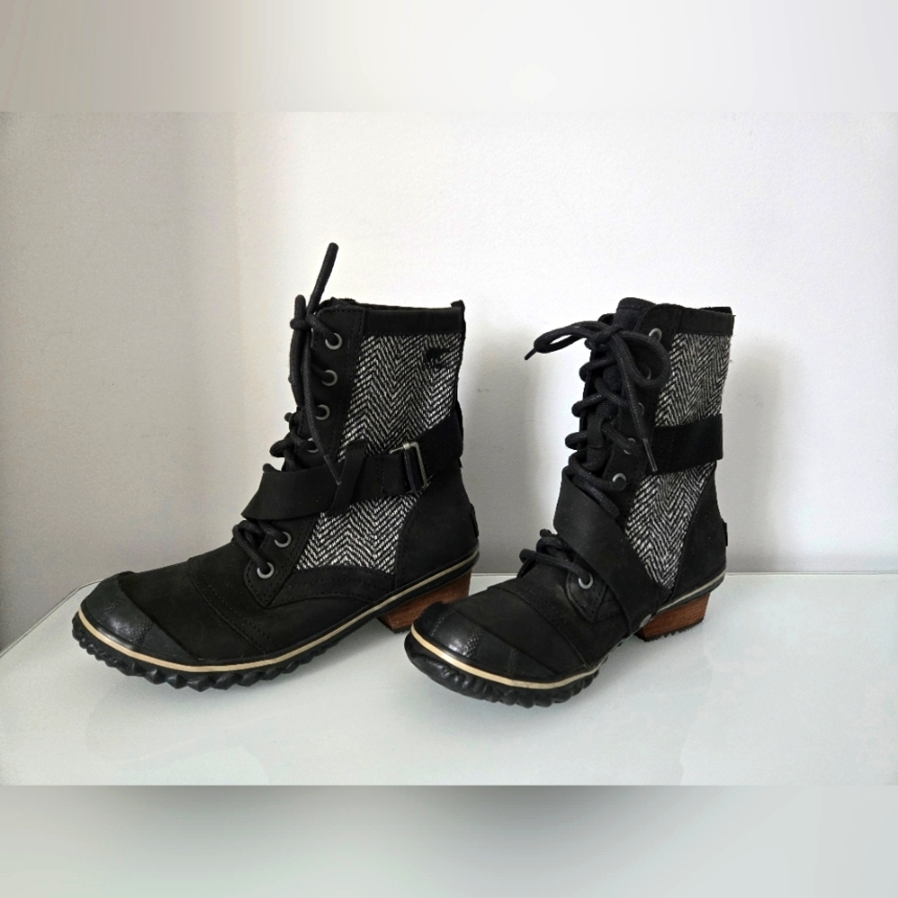 SOREL leather lace up slimboot in black and grey. SIZE 7